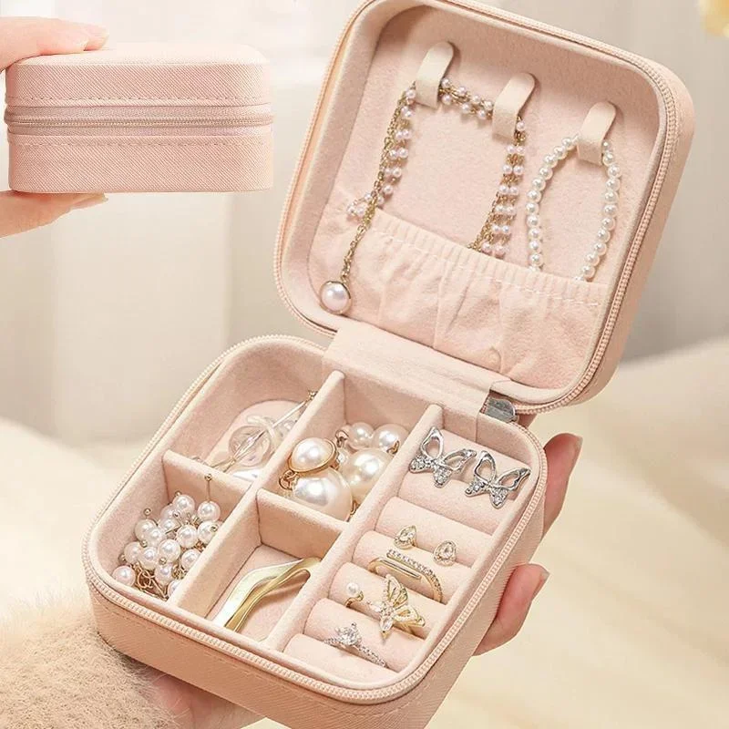 Estuche de joyería portátil de cuero con compartimentos