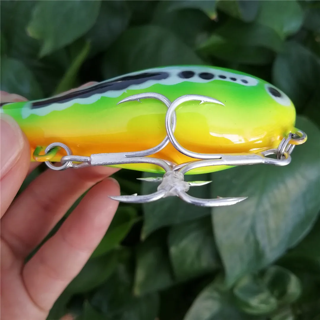 Un señuelo de pesca vibrante con un diseño elegante y ganchos afilados