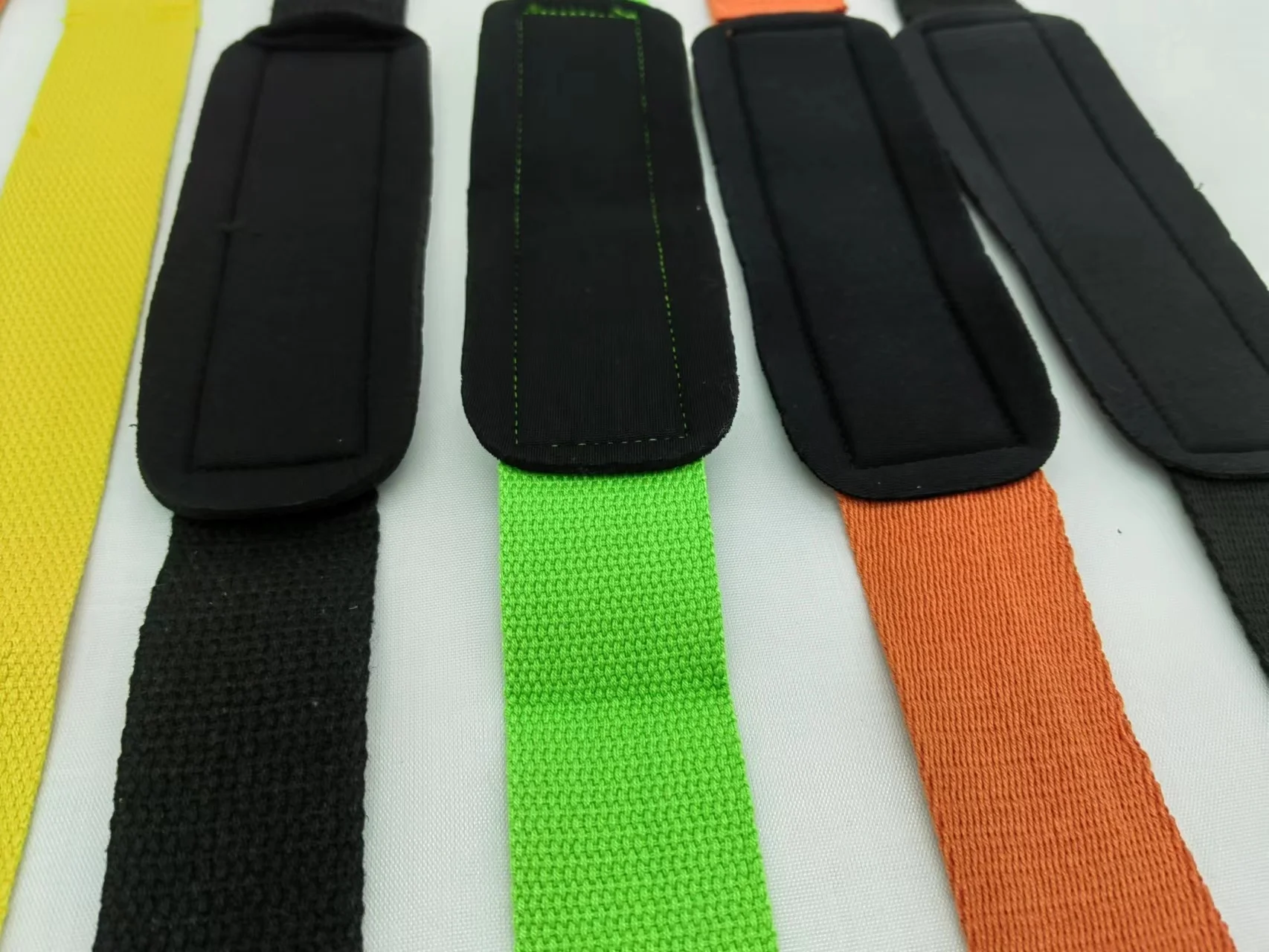 Una colección de correas de reloj. Hay cuatro correas en total, cada una con un color y textura diferente.