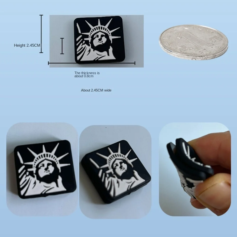 Compacto y elegante Este accesorio de forma cuadrada presenta un diseño sorprendente de la estatua de la libertad, midiendo 2