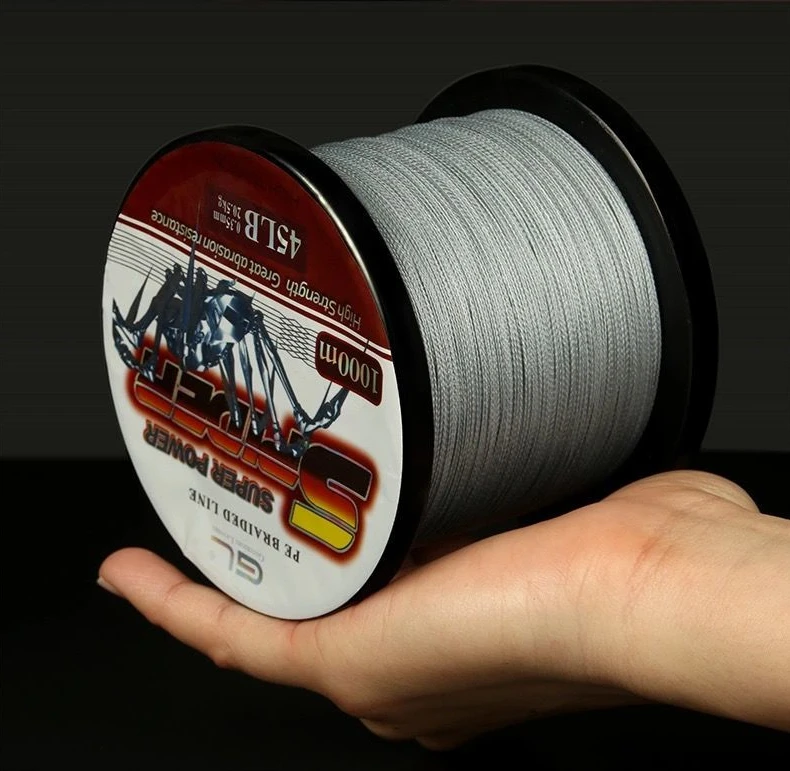 Una persona que sostiene un carrete de línea de pesca