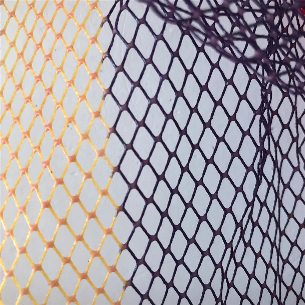 Una red de malla con un diseño amarillo y morado