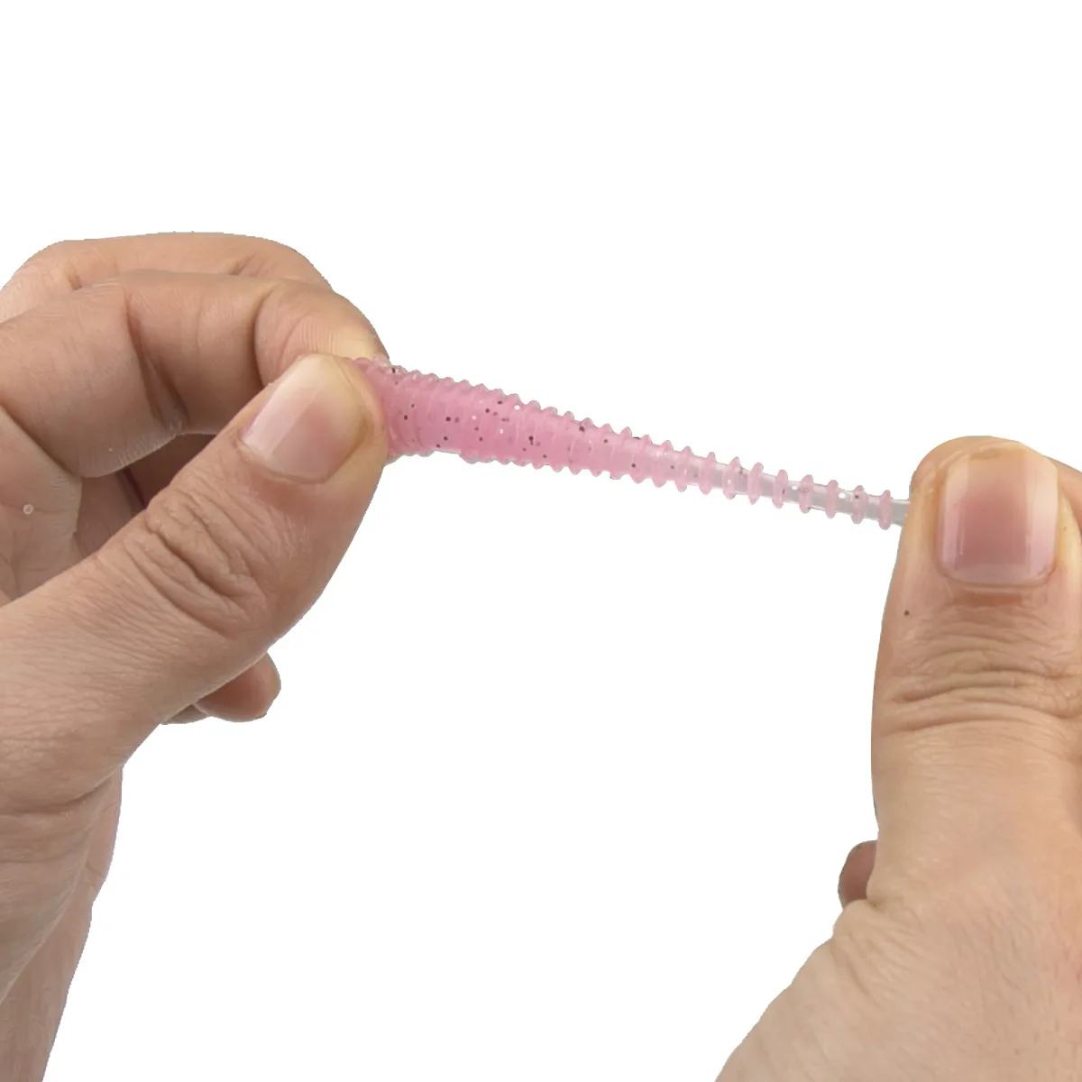 un objeto rosa con textura flexible que se estira entre dos manos