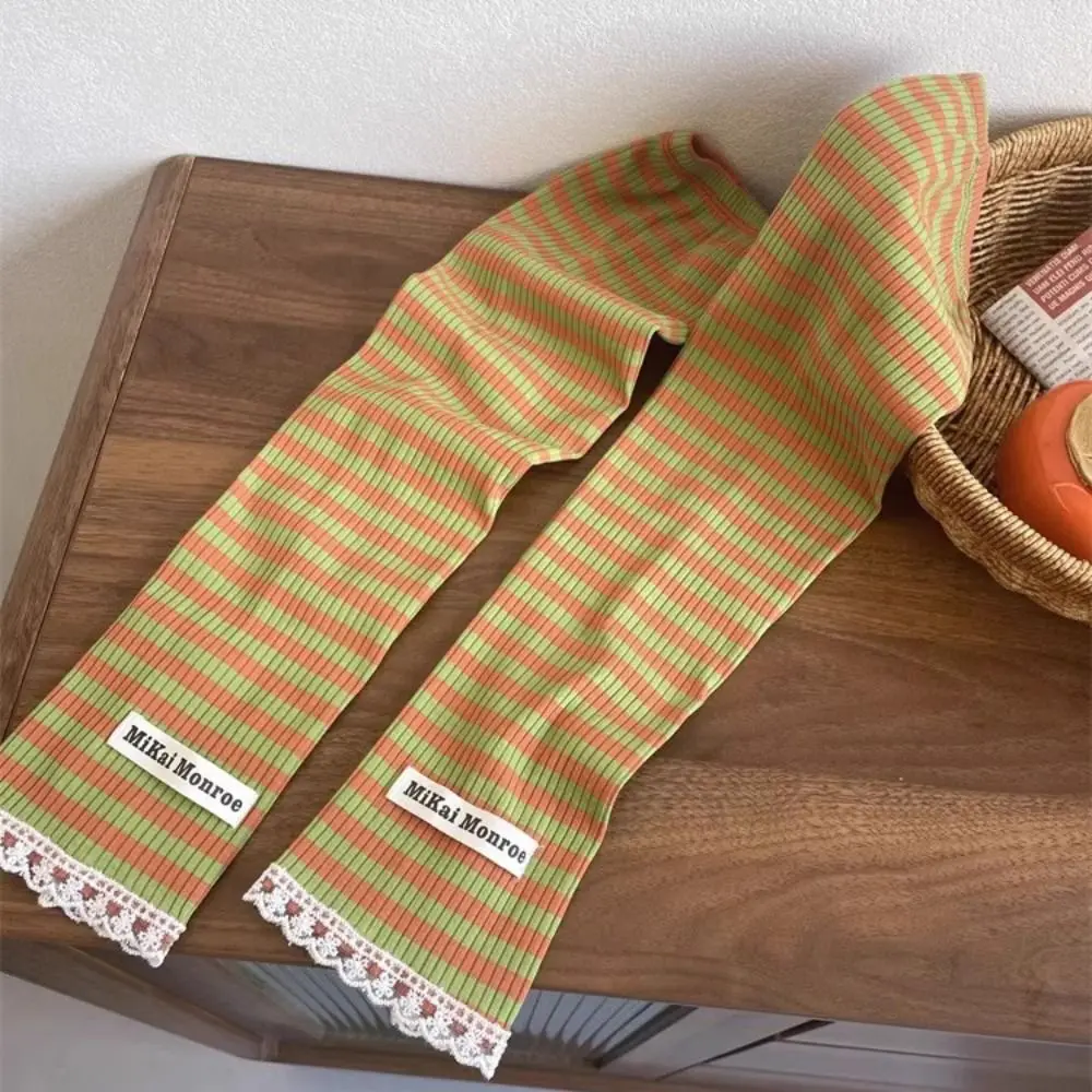 Calcetines a rayas con adornos de encaje perfectos para atuendos acogedores y elegantes