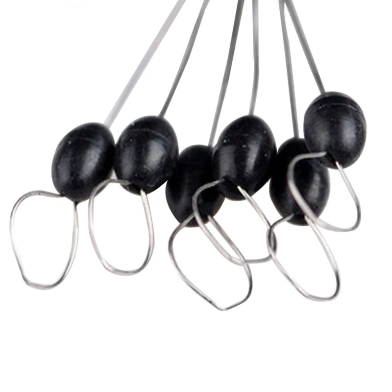Un montón de cuentas negras y plateadas colgando de un gancho
