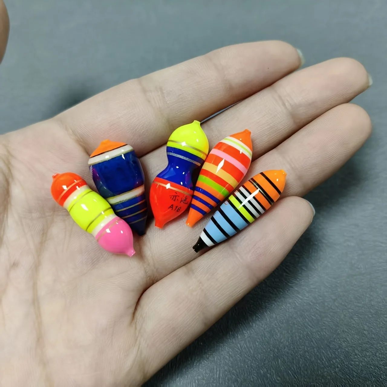 Paquete de 5 Mini flotadores de peces, flotadores de pesca en hielo definitivos, calendario de Navidad perfecto, regalo para cangrejo y panfish - imagen 3