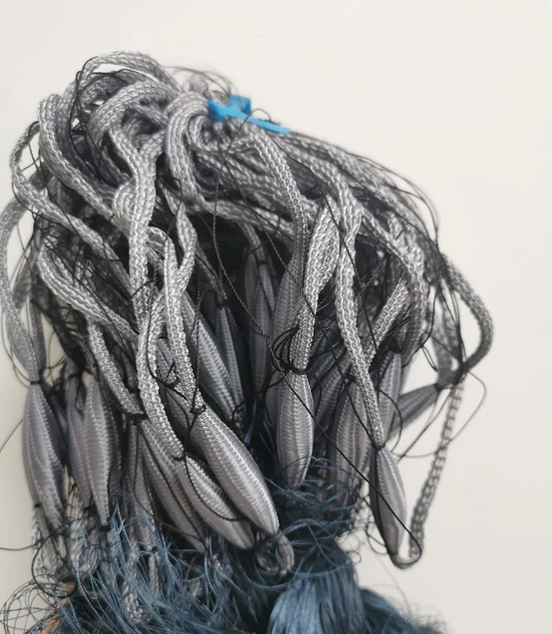 Una masa enredada de fibras grises y azules forma una estructura compleja compleja