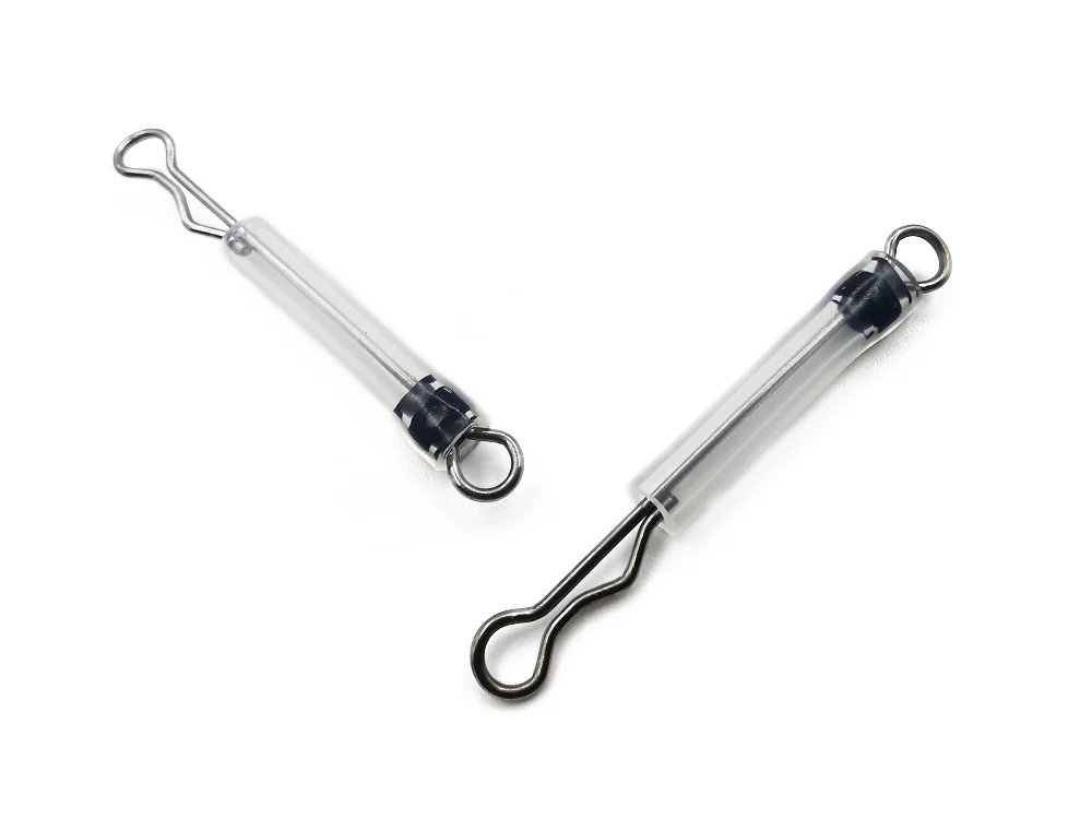 Dos tijeras con asas negras y cuerpos plateados