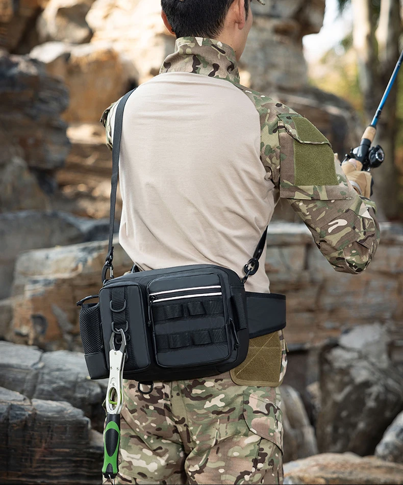 El entusiasta de la pesca disfruta de un día junto al agua con equipo esencial