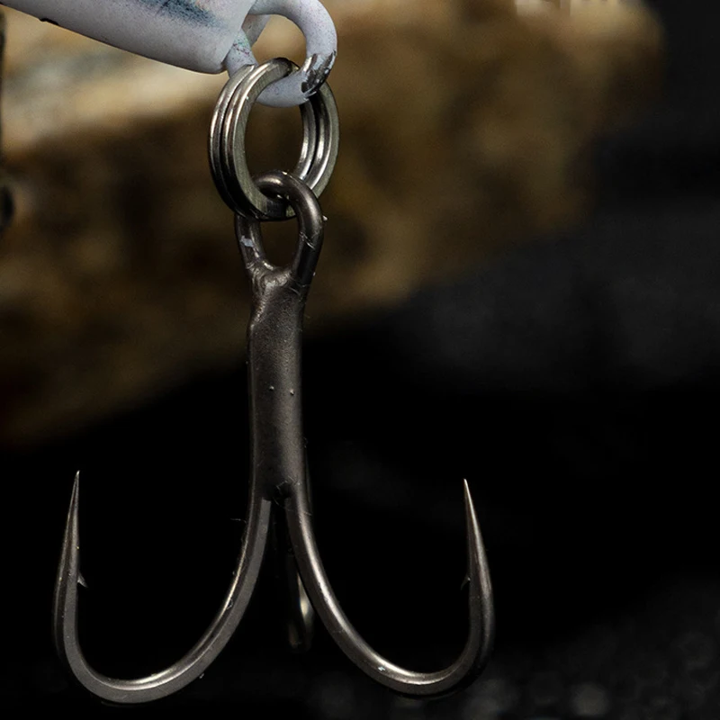 Un gancho de pesca colgando de una caña