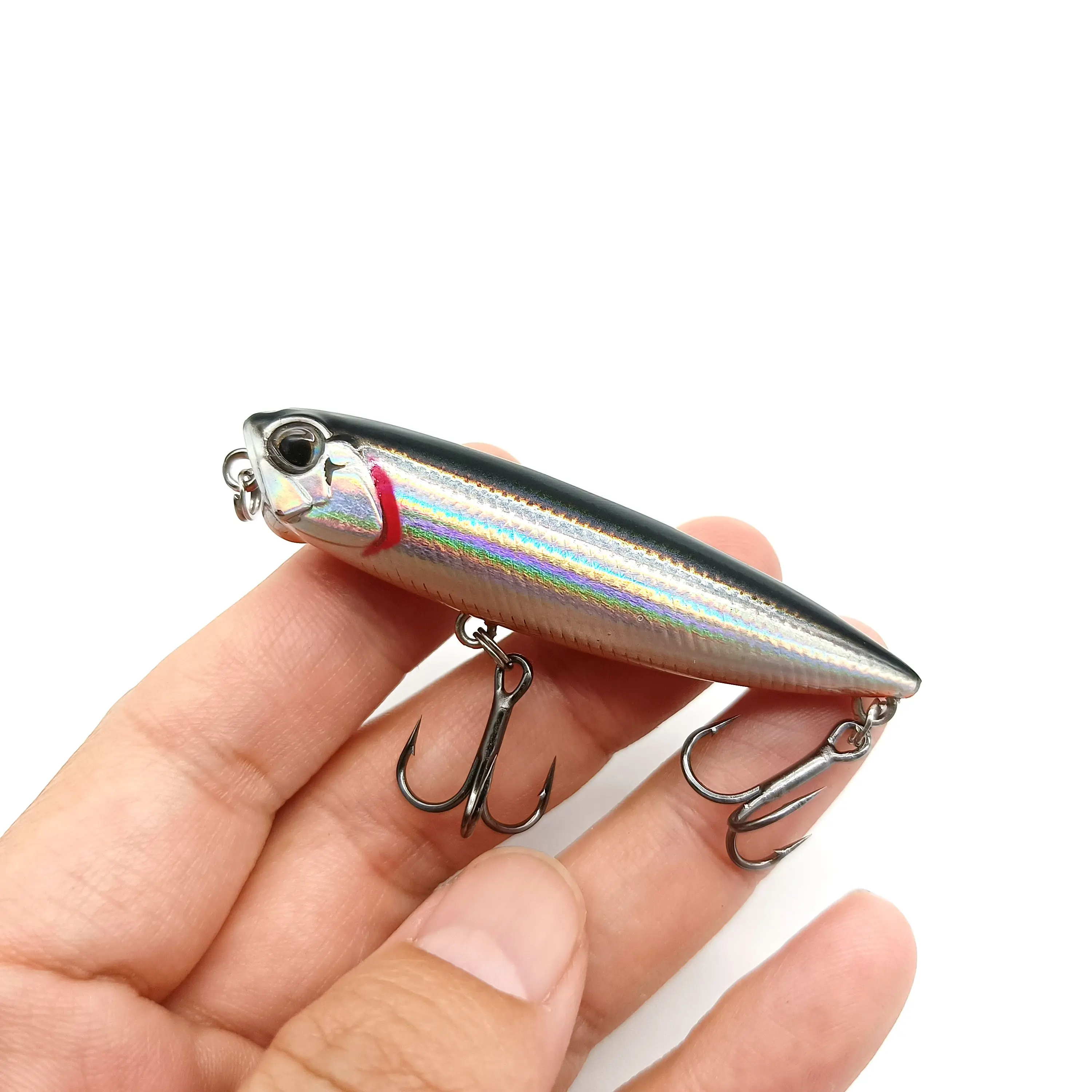 un señuelo de pesca con cola roja y blanca