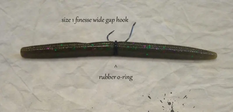 un señuelo de pesca con un gancho de brecha de ancho y un diseño de anillo de goma