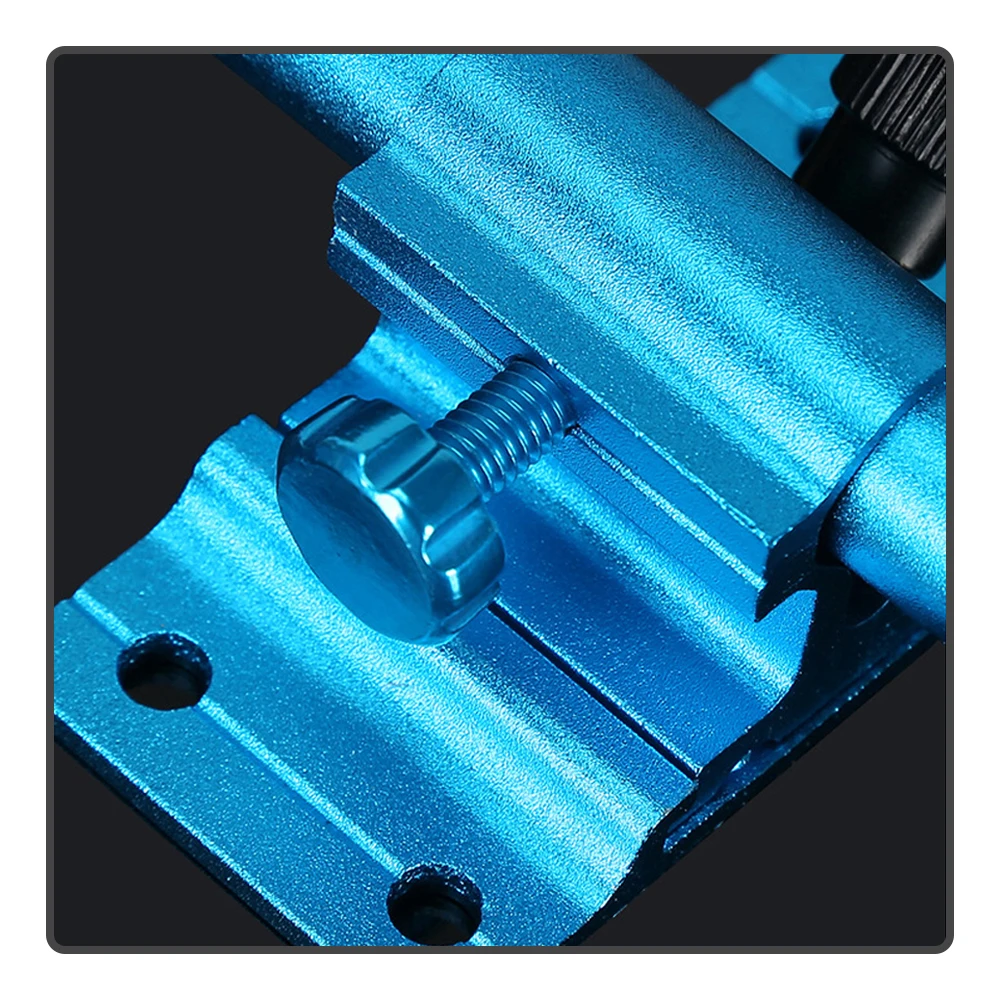 Un soporte de metal azul con un perno y una perilla diseñada para un accesorio y estabilidad seguros