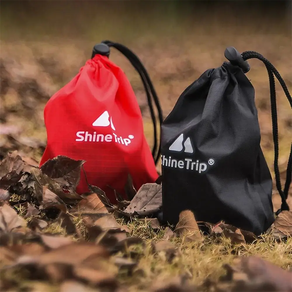 Las vibrantes bolsas de cordón rojo y negro de Shinetrip ofrecen conveniencia y estilo para aventuras al aire libre