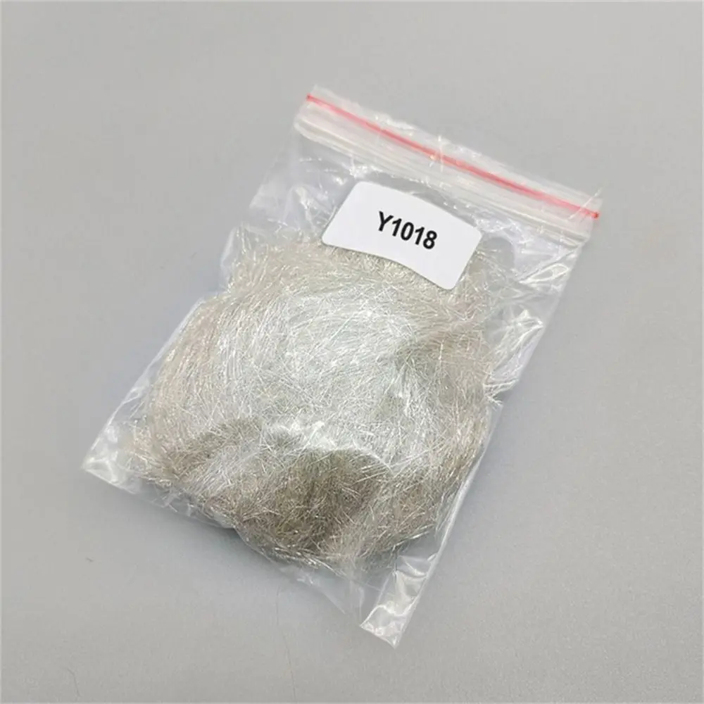 Y1018 Una bolsa transparente transparente que contiene material fibroso fino