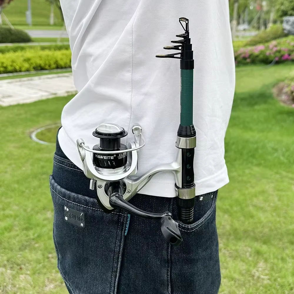 Disfrutando de un día de pesca con una caña y carrete compactos y versátiles