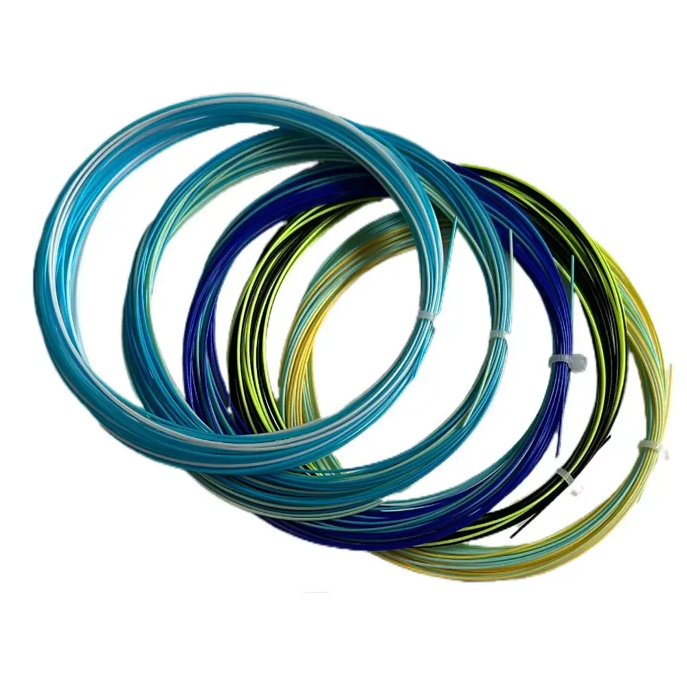 Un alambre azul y amarillo está enrollado