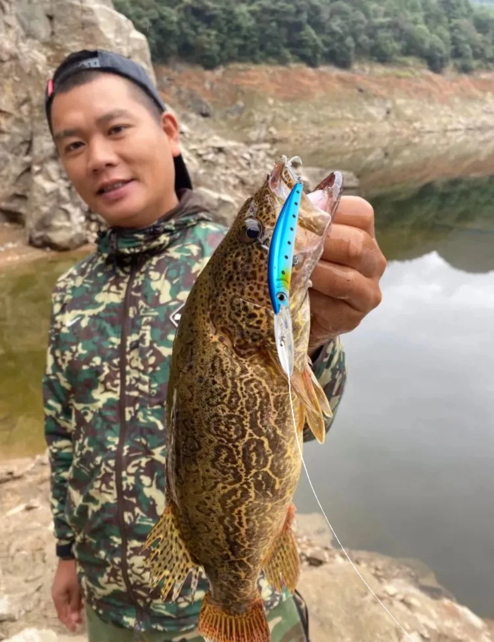 ¡Experimenta la emoción de la pesca con esta impresionante captura!