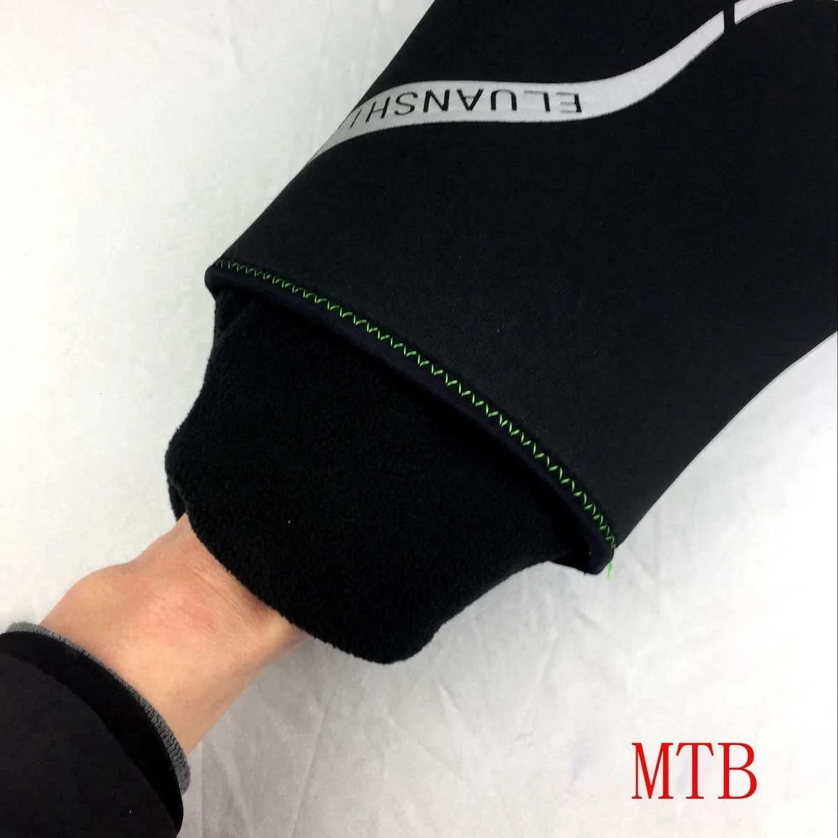 Descubra la comodidad y el estilo de esta elegante manga negra diseñada para el rendimiento final