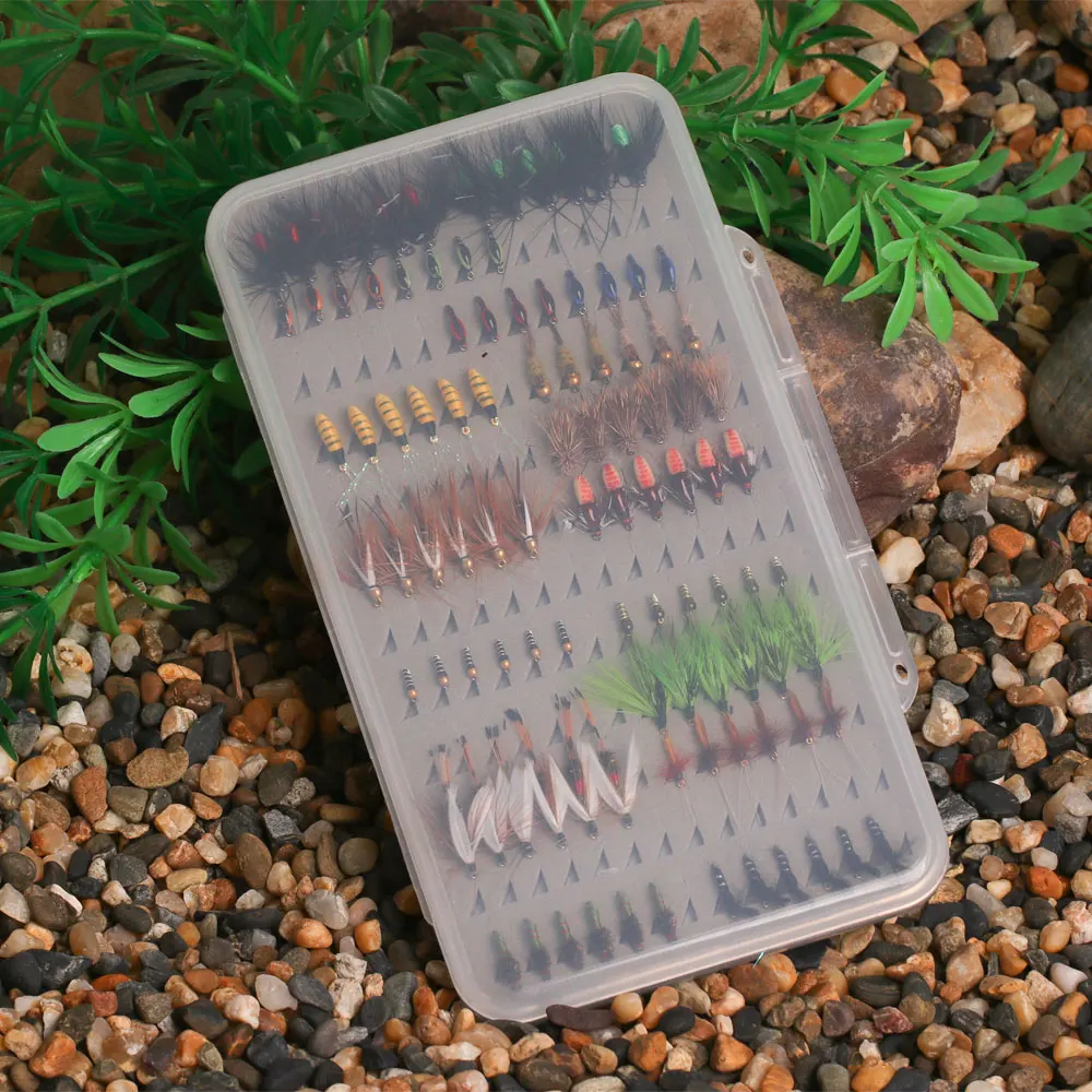 Una selección de moscas de pesca coloridas que se exhiben en una caja de plástico transparente