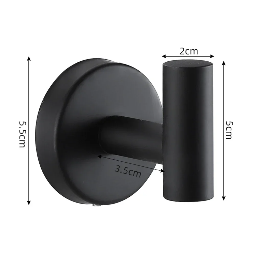 Ganchos de acero inoxidable pulido instalados en baño moderno
