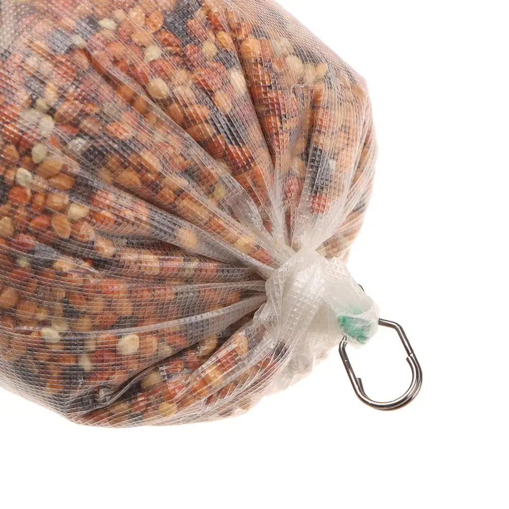 Una bolsa de plástico transparente llena de alimentación mixta de pájaros listos para uso al aire libre