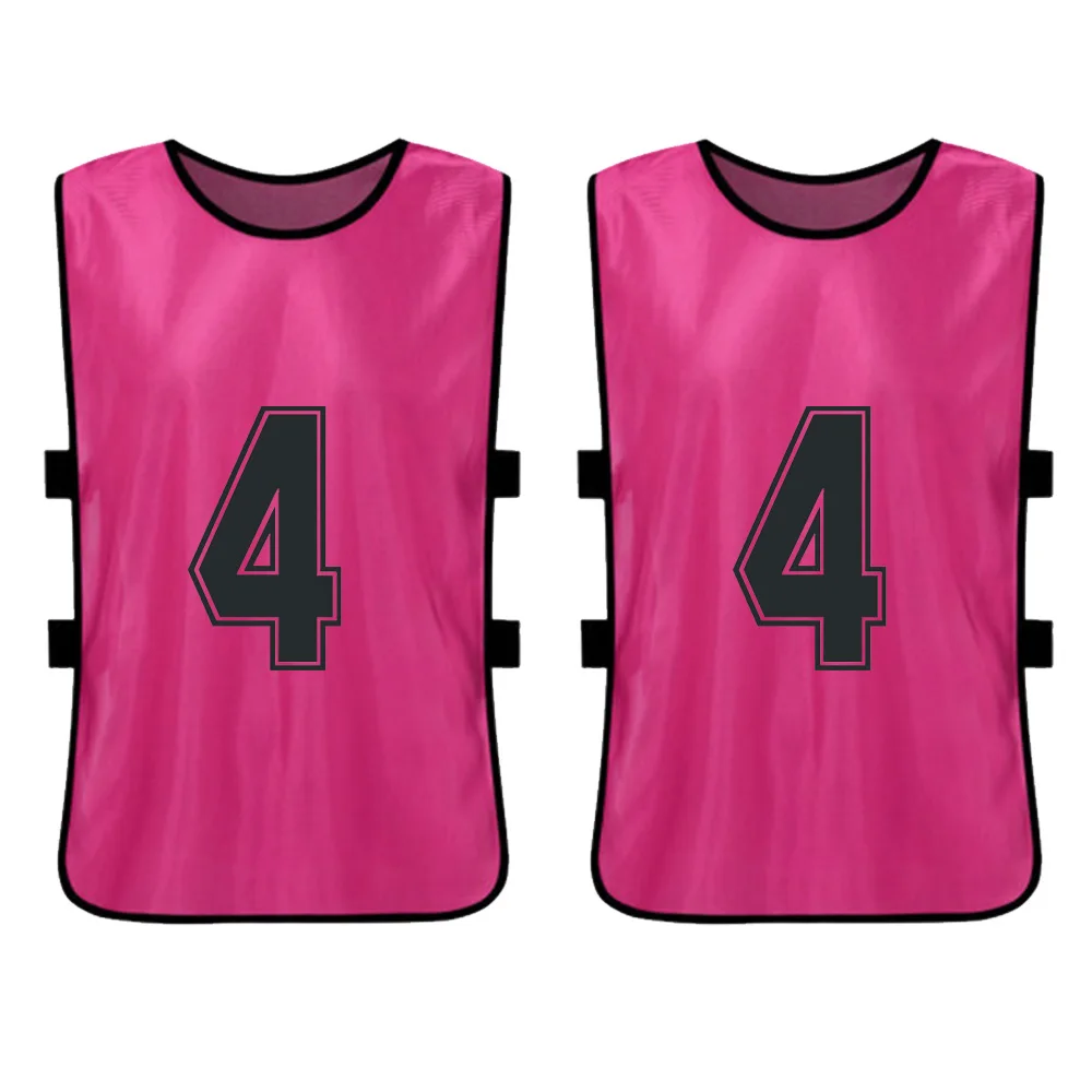 Estos vibrantes pinnies rosados ​​cuentan con un diseño audaz número 4 perfecto para equipos deportivos