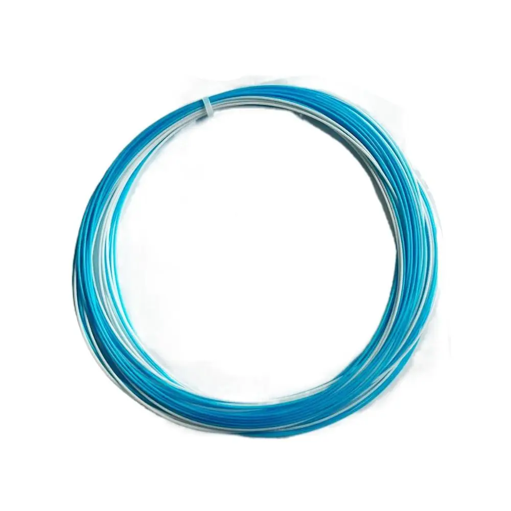 Un alambre azul está enrollado en un círculo