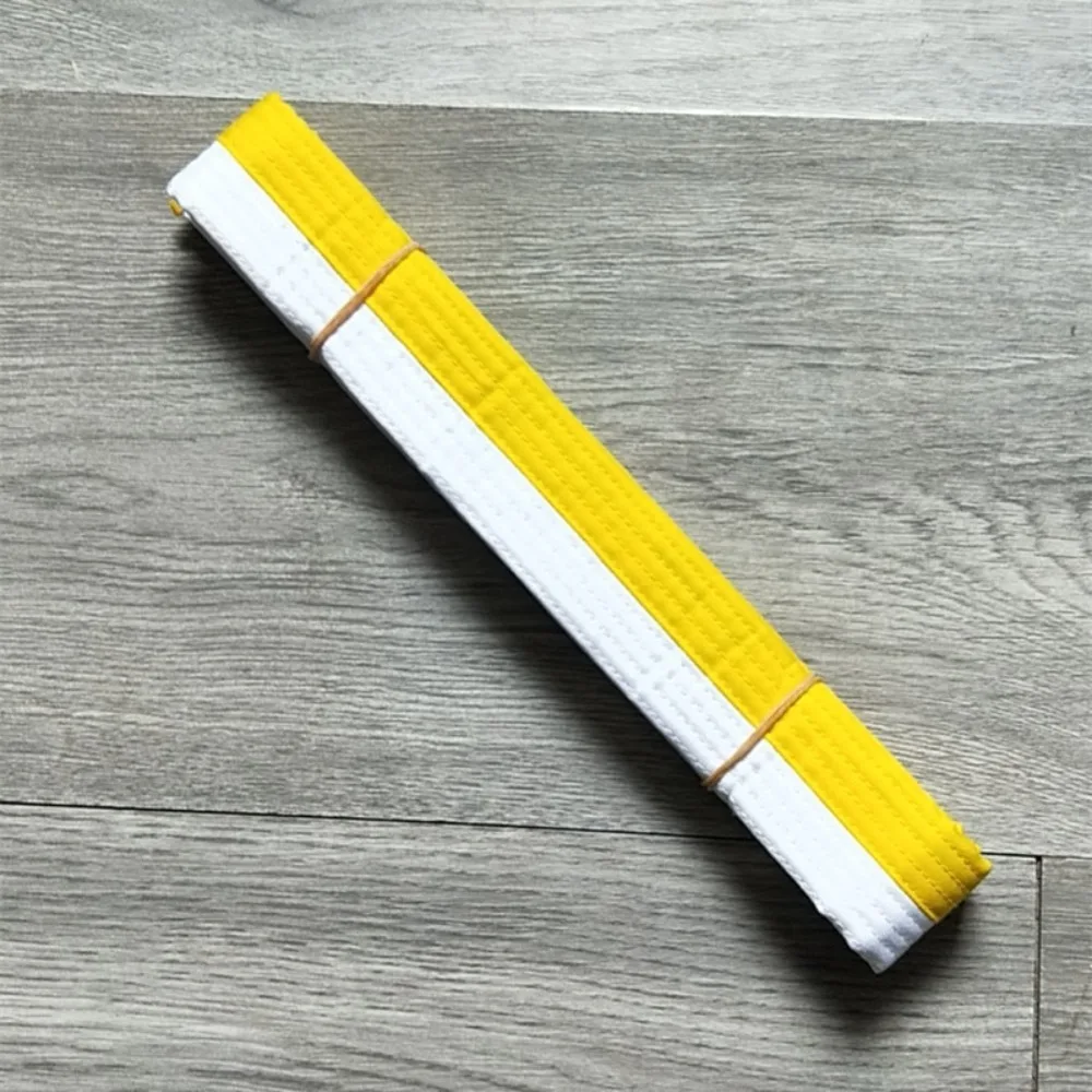 Un vibrante cinturón amarillo y blanco perfecto para el entrenamiento de artes marciales