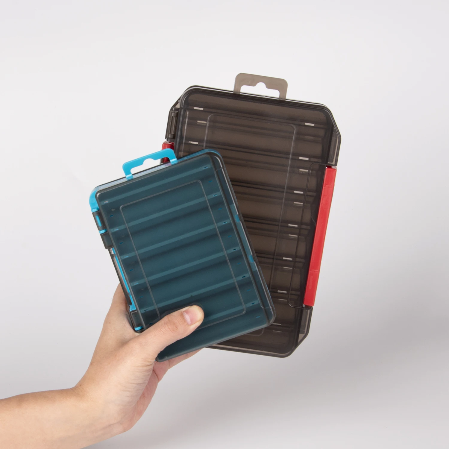 Caja de aparejos de pesca con compartimentos para señuelos