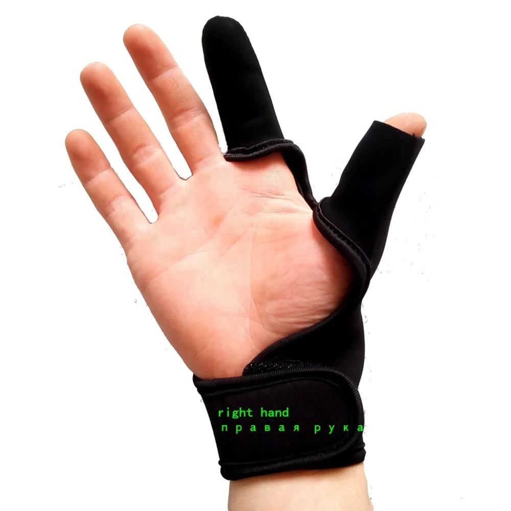 La mano derecha de una persona con un guante negro. El guante parece estar diseñado para cubrir los dedos y el pulgar, con la palma y la muñeca expuestas. Hay una correa alrededor de la muñeca, que probablemente sirve para asegurar el guante en su lugar.