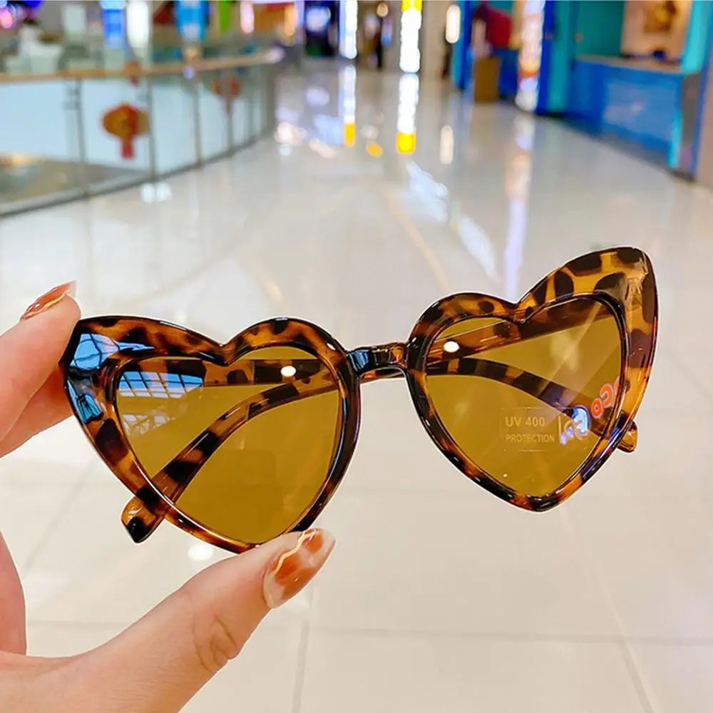 Gafas de sol con forma de corazón para niños y niñas, lentes de sol con forma de corazón para fiesta, tiro en la calle - imagen 2