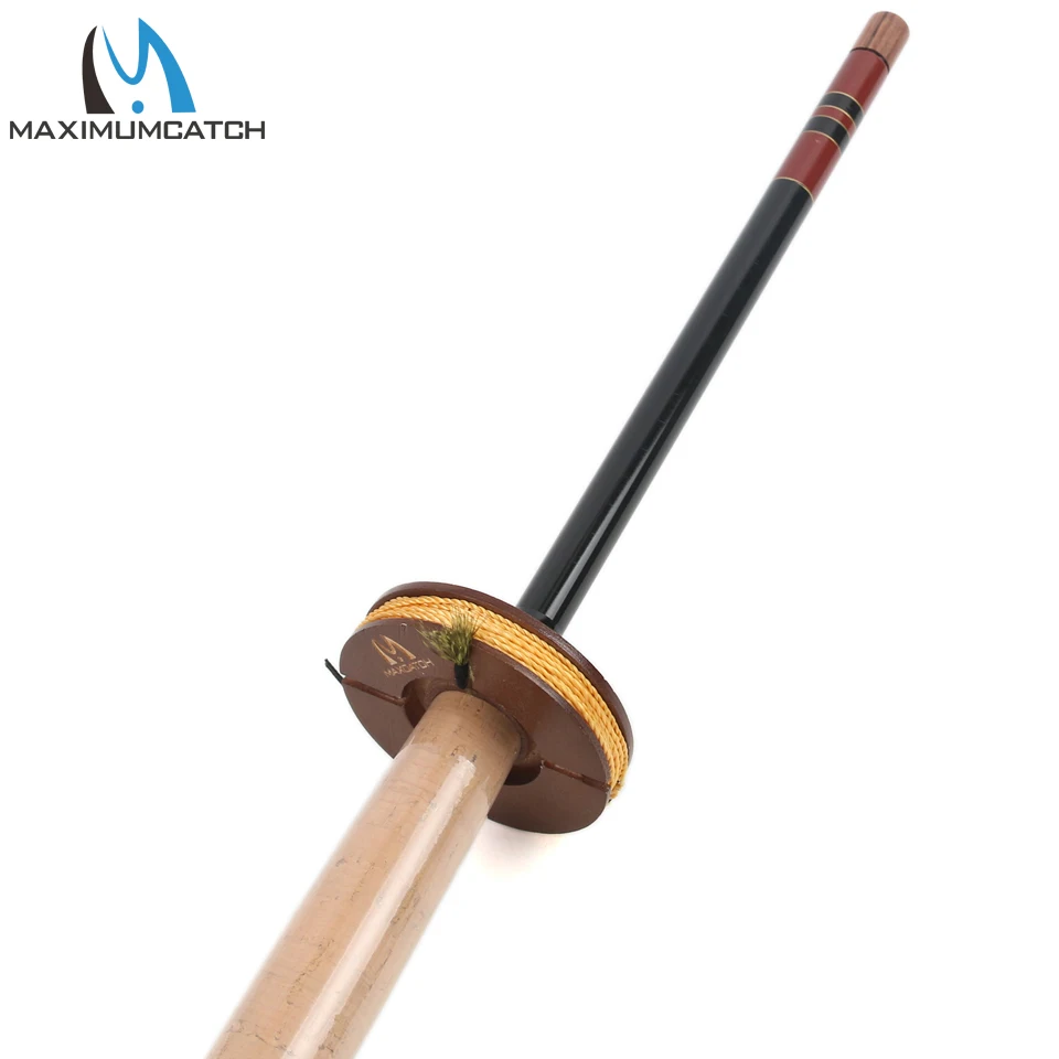 Una espada con un mango negro y un mango marrón