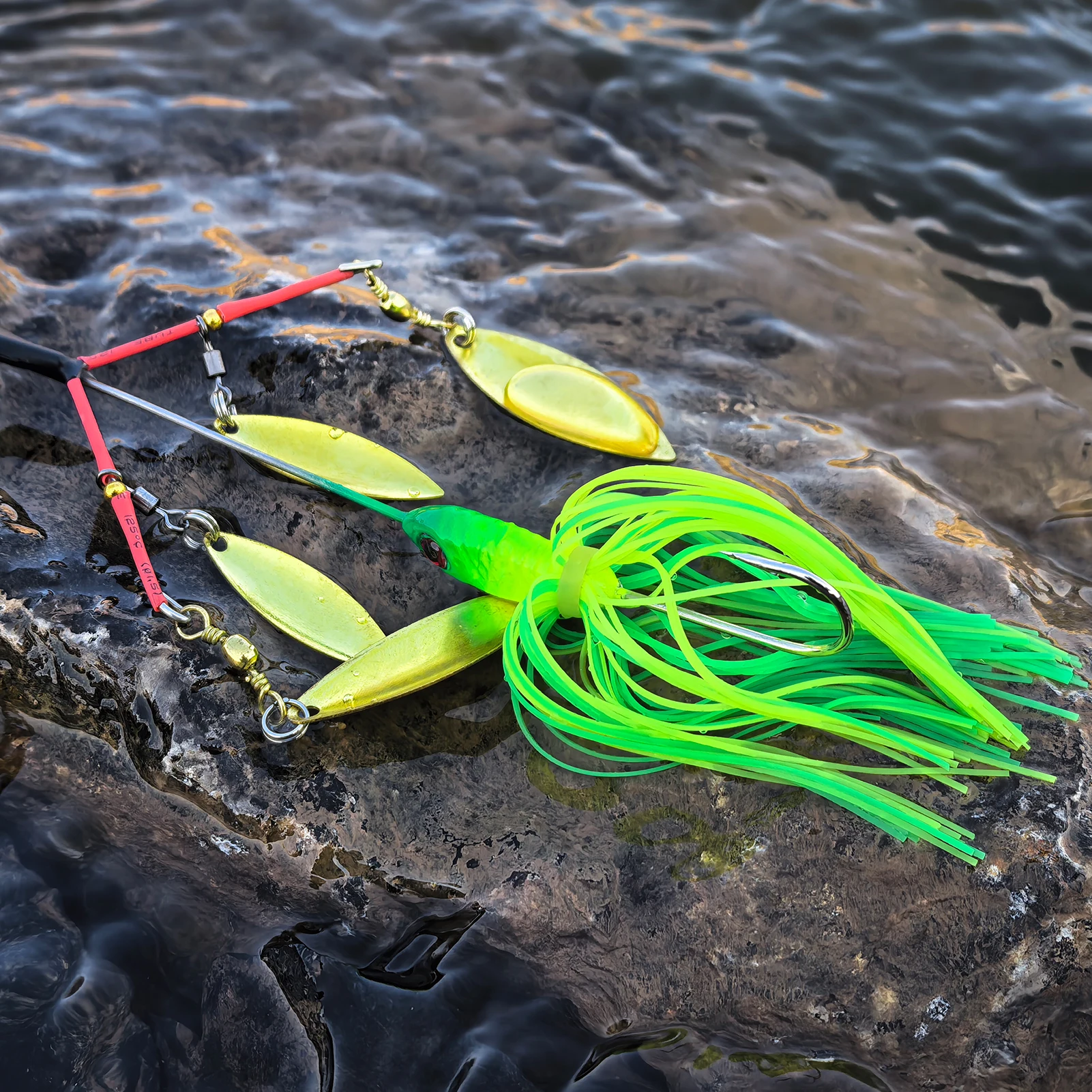 Free Fisher Buzzbait Multirota – señuelo VIB con lentejuelas - imagen 3