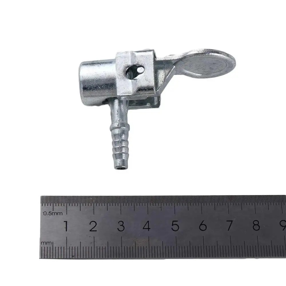 Una válvula de metal con una salida roscada ideal para controlar el flujo de fluido en varias aplicaciones