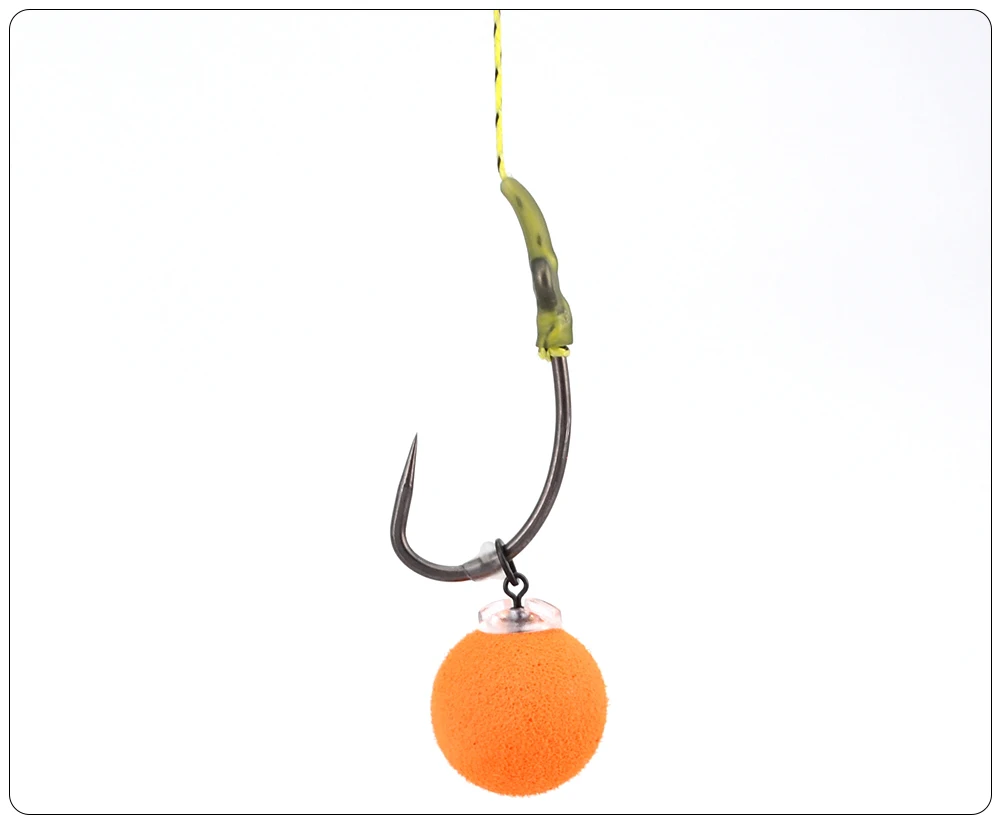 un gancho de pesca con un cebo de naranja suave diseñado para una pesca efectiva