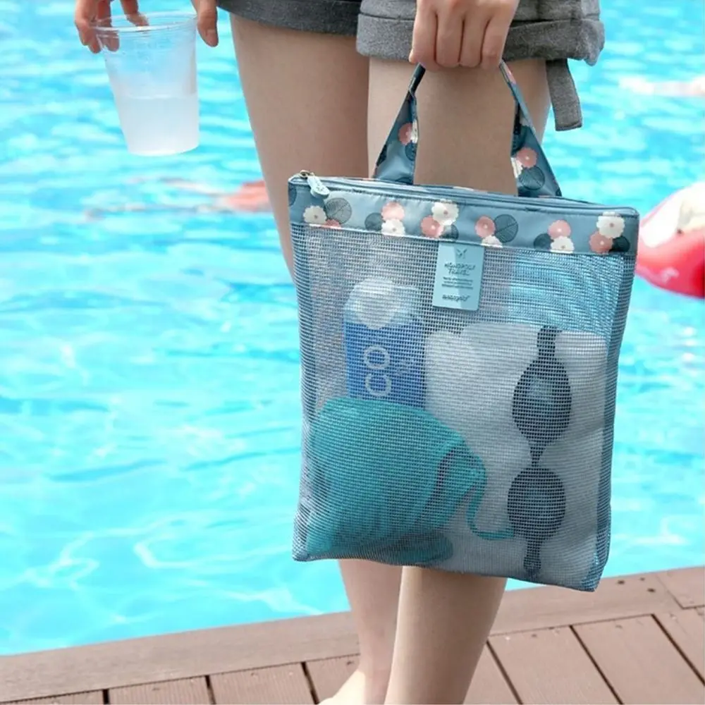 Bolsa colgada en la ducha con asa visible