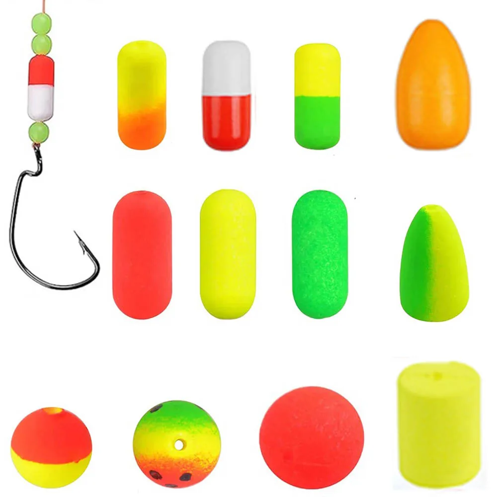 Diversos señuelos de pesca y flotadores para una pesca efectiva