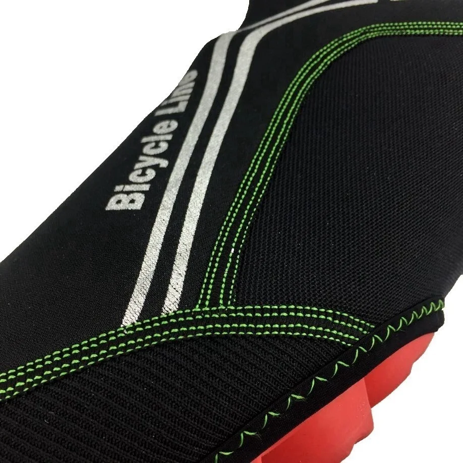 Un primer plano de una prenda de vestir, concretamente de una sección de un maillot de ciclismo. Puedes ver el texto BICYCLE LINE en la tela, indicando la marca o modelo del maillot.