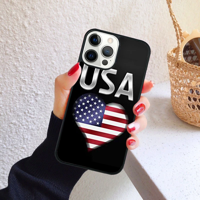 Vista frontal de la funda con diseño de bandera americana y textura de béisbol