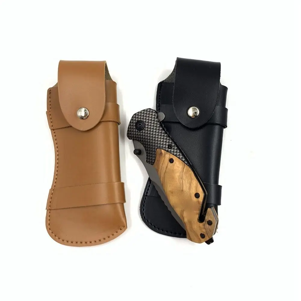 Un cuchillo negro y marrón en una caja de cuero