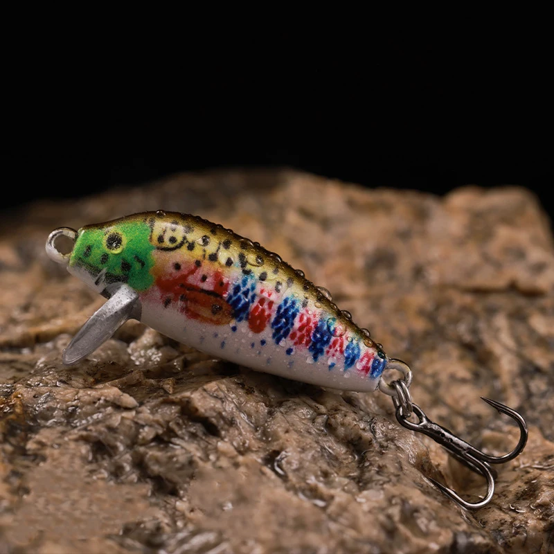 Señor de pesca colorido con patrones vibrantes y un gancho para atrapar peces