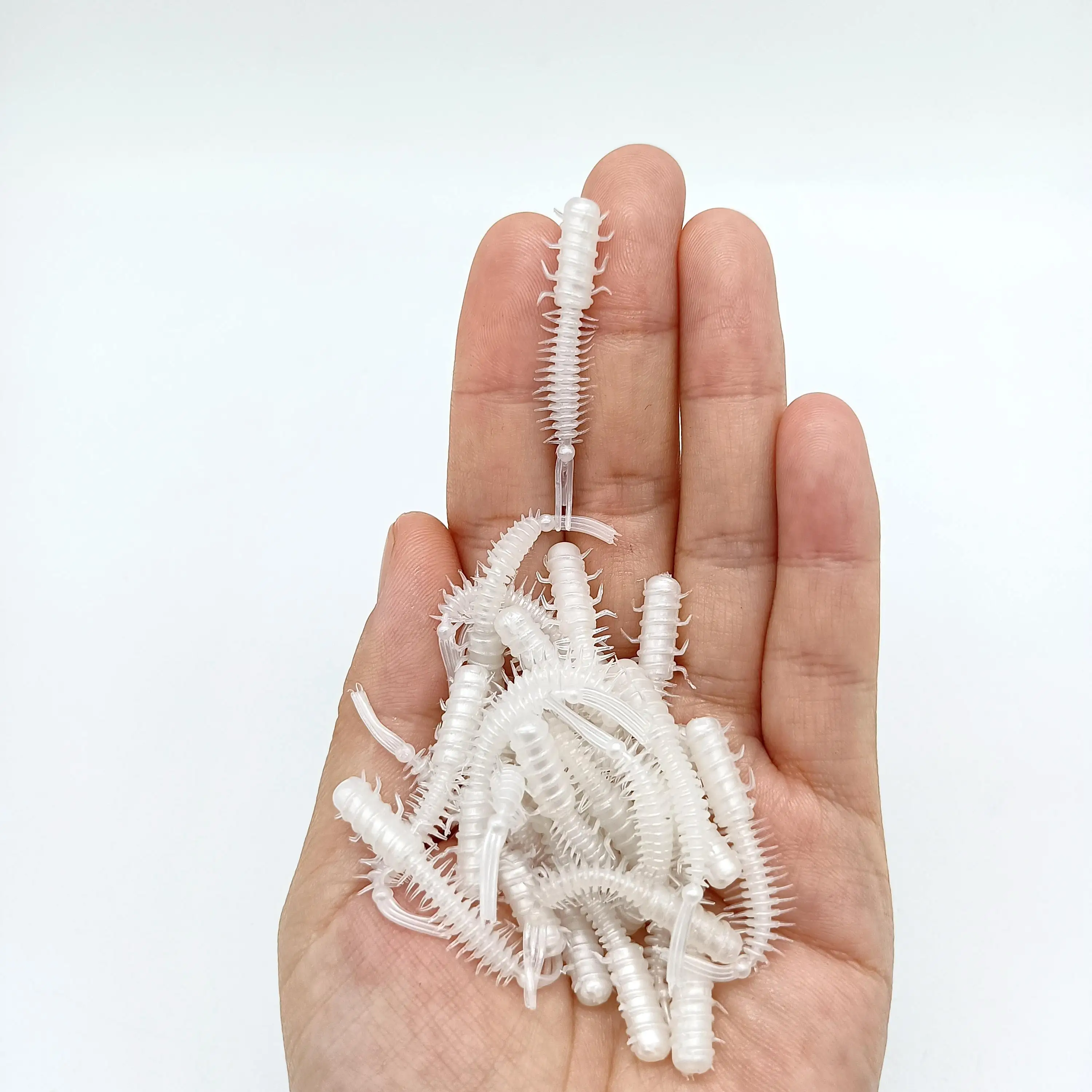 Explore los intrincados detalles de estos pequeños gusanos de plástico blanco