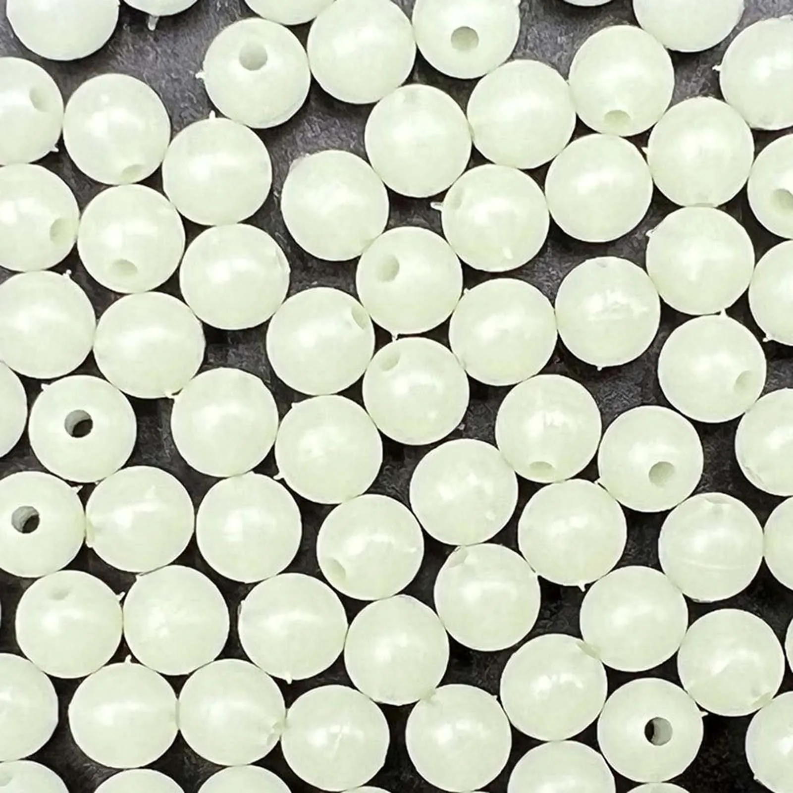 cuentas blancas brillantes con pequeños agujeros, perfectos para elaboración y decoración