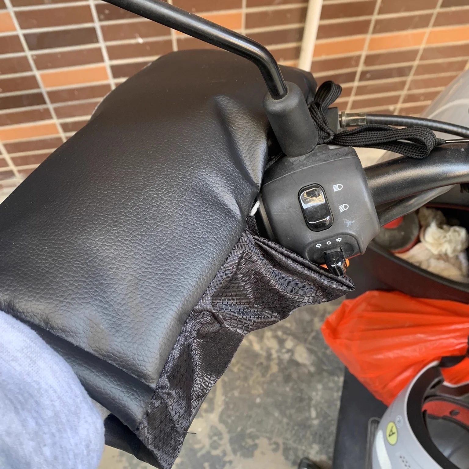 Guantes de invierno para bicicleta eléctrica, manopla cómoda de felpa para manillar, cubierta de mango gruesa y cálida a prueba de viento para bicicleta y motocicleta, 2 uds. - imagen 5