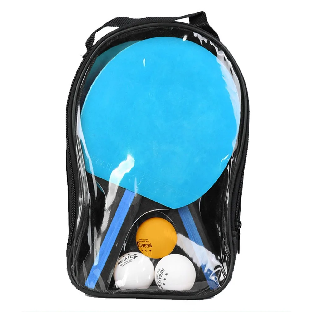 Pelotas y raqueta dentro de la bolsa