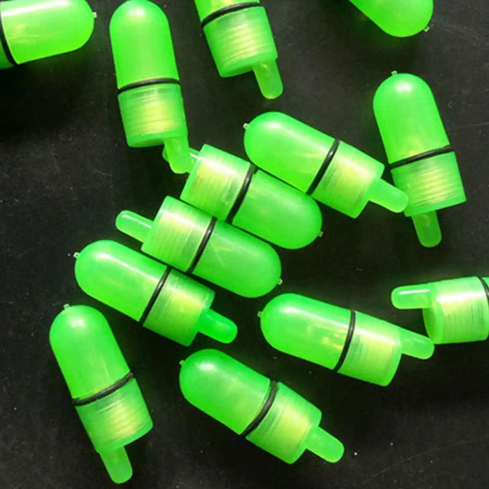 ¡Luces LED verdes brillantes para visibilidad y diversión!