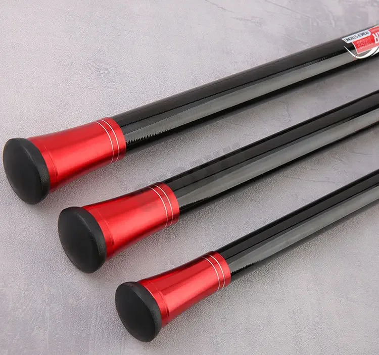 Cuatro murciélagos de béisbol rojos y negros están alineados