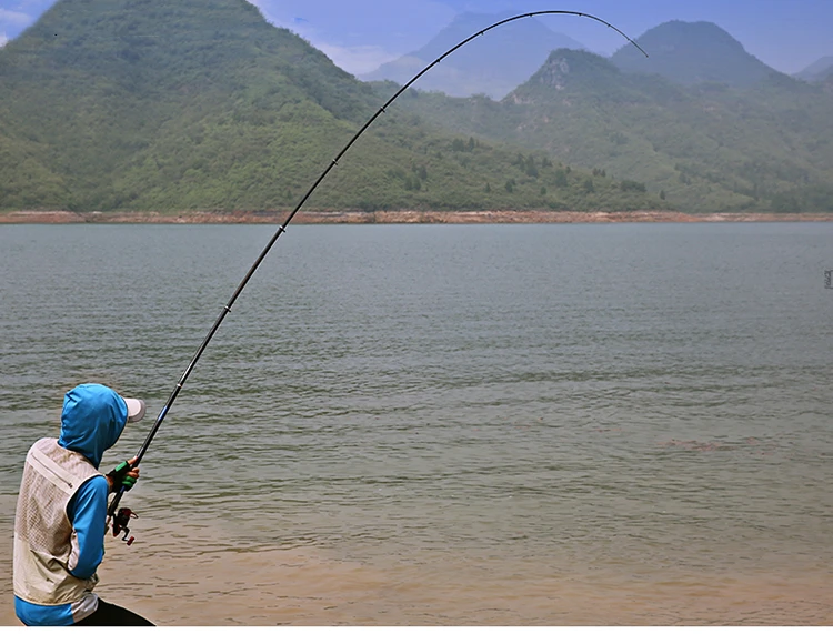 Un hombre está pescando en un lago