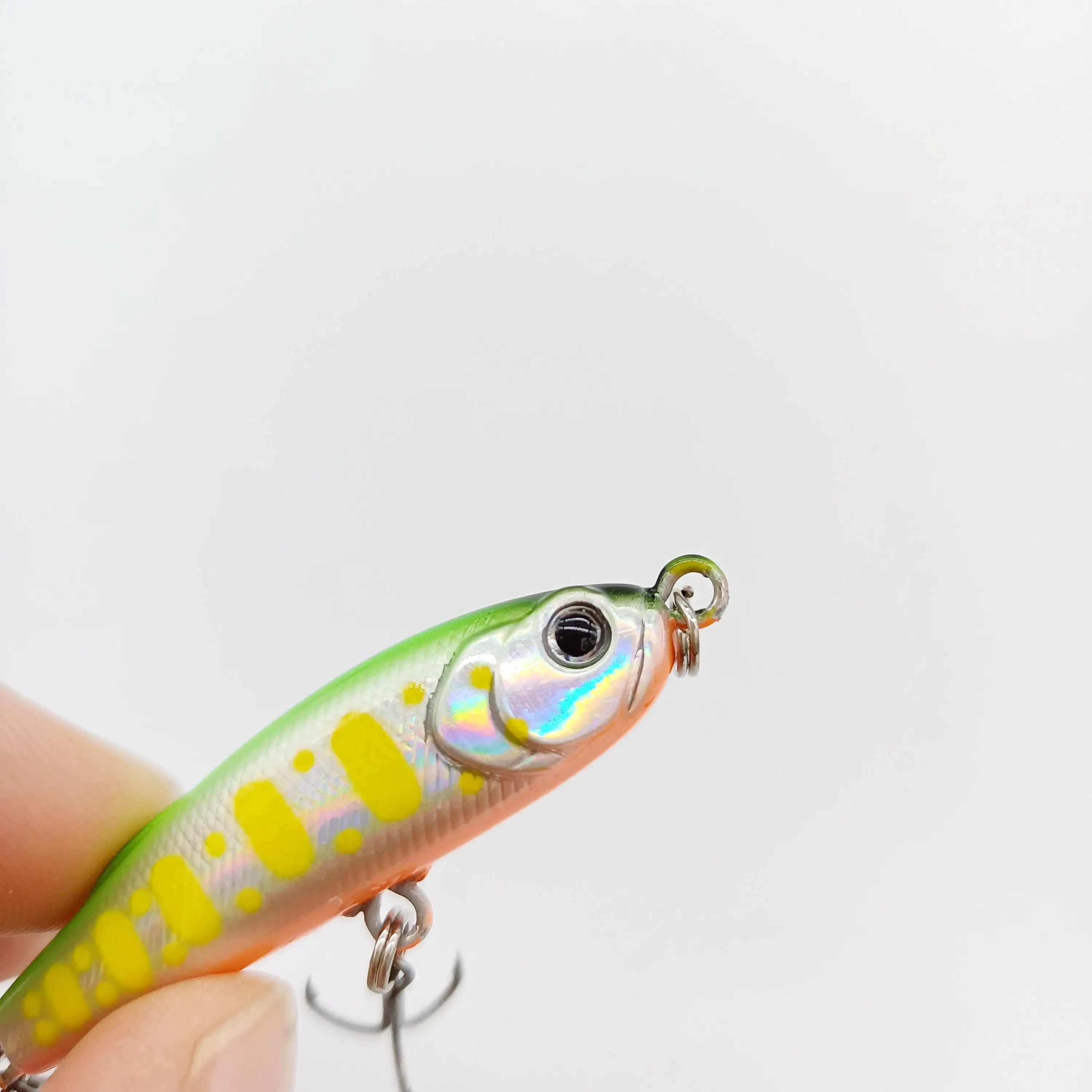 Un señuelo de pesca vibrante que atrapa con un acabado metálico y un diseño colorido